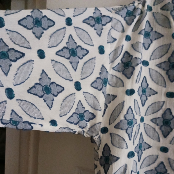 Loft top size L blue and white flower/geometric pattern - Picture 4 of 4